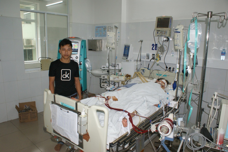 Sự sống mong manh của sản phụ bị nhiễm trùng huyết - 3 Dù đang rất lo lắng nhưng anh Cã cũng chỉ biết chờ vào điều kỳ diệu, những nỗ lực của các bác sĩ