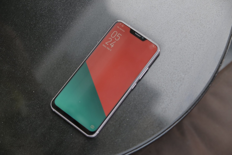 Zenfone 5 - bản sao iPhone X bán tại Việt Nam trong tháng 4 - 3 Màn hình của Asus Zenfone 5 cũng được hãng trang bị một bộ lọc ánh sáng xanh, giảm tình trạng mỏi mắt cho người dùng vào điện kiện ban đêm.