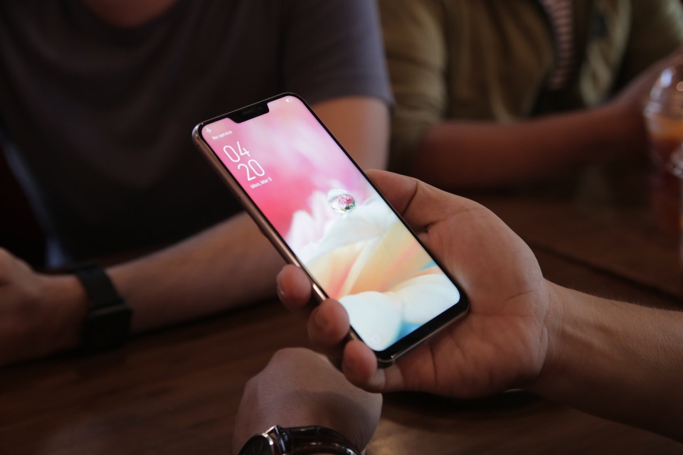 Zenfone 5 - bản sao iPhone X bán tại Việt Nam trong tháng 4 - 1 Zenfone 5 là một trong 3 sản phẩm mới nhất của Asus ra mắt tại triển lãm MWC 2018 vừa diễn ra tại Barcelona (Tây Ban Nha). Điểm nhấn đáng chú ý nhất của dòng sản phẩm này đó là màn hình của máy có lối thiết kế tựa như iPhone X với cặp tai thỏ.