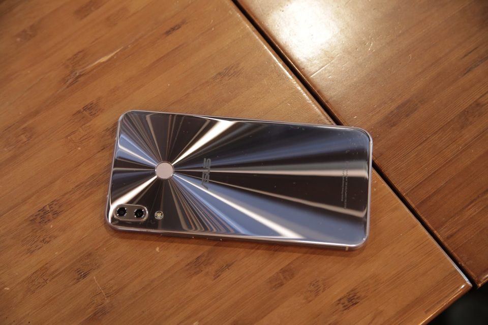 Zenfone 5 - bản sao iPhone X bán tại Việt Nam trong tháng 4 - 4 Ở mặt sau, máy cũng mang lại cảm giác tựa iPhone X với camera kép đặt dọc nhưng khác biệt đôi chút đó là có thêm cảm biến vân tay. Lớp kính trên máy cũng có thêm hương vị quen thuộc của Asus trong các sản phẩm Zenfone trước đây là vân đồng tâm, tạo điểm nhấn thú vị cho sản phẩm.