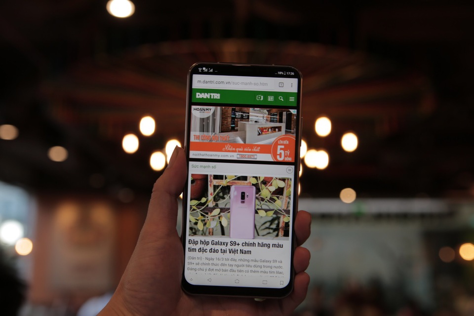 Zenfone 5 - bản sao iPhone X bán tại Việt Nam trong tháng 4 - 5 Đối với phiên bản Zenfone 5 bán ra tại Việt Nam, máy sẽ trang bị một vi xử lý Snapdragon 636, 4 GB RAM và ổ cứng đi kèm 64 GB. Asus vẫn chưa công bố chính thức giá bán của sản phẩm này và dự kiến máy sẽ bán ra trong tháng 4 tới.