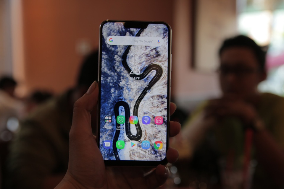 Zenfone 5 - bản sao iPhone X bán tại Việt Nam trong tháng 4 - 2 Khi so với iPhone X thì màn hình của dòng sản phẩm này có viền mỏng hơn và kích cỡ lớn hơn đạt 6,2 inch. Asus trang bị màn hình độ phân giải Full HD+ và tỉ lệ độc 19:9 thay vì 18:9 hay 16:9 đang phổ biến hiện nay.