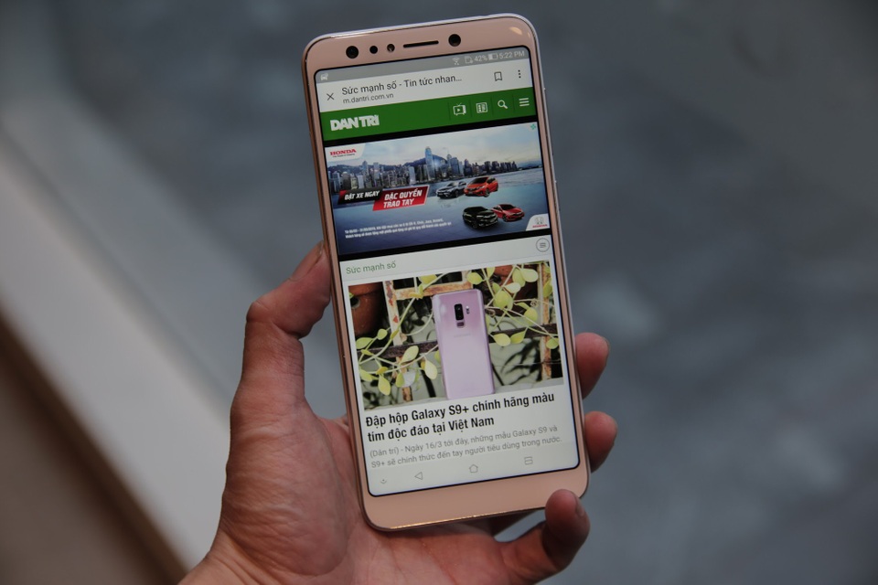 Zenfone 5 - bản sao iPhone X bán tại Việt Nam trong tháng 4 - 7 Ngoài Zenfone 5, trong tháng 4 tới Asus cũng mang về mẫu Zenfone 5 lite dành cho phân khúc phổ thông. Dòng sản phẩm này không có màn hình tai thỏ nhưng bù lại là một xu hướng màn hình tràn viền, 6 inch đạt độ phân giải Full HD+.