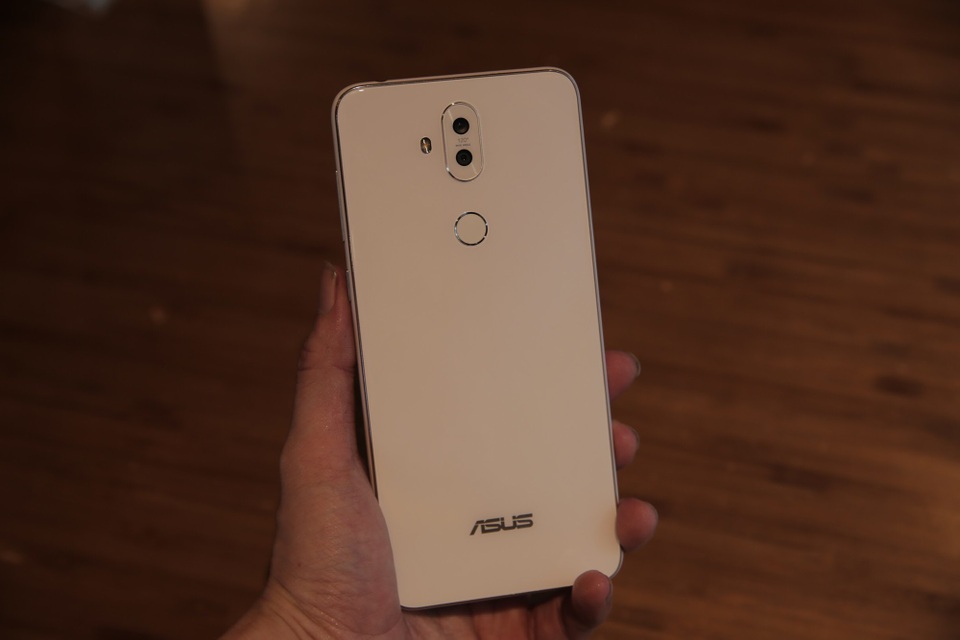 Zenfone 5 - bản sao iPhone X bán tại Việt Nam trong tháng 4 - 8 Tại Việt Nam, Asus có thể phát hành 2 phiên bản với vi xử lý Snapdragon 630 hoặc 430, 4GB bộ nhớ RAM cùng tùy chọn ổ cứng 32GB hoặc 64GB. Hiện giá bán vẫn chưa được hãng tiết lộ.