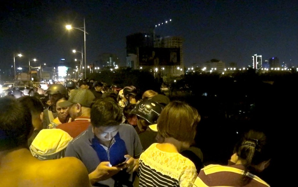 Người dân hiếu kì tập trung trên cầu xem cảnh sát tìm kiếm nạn nhân