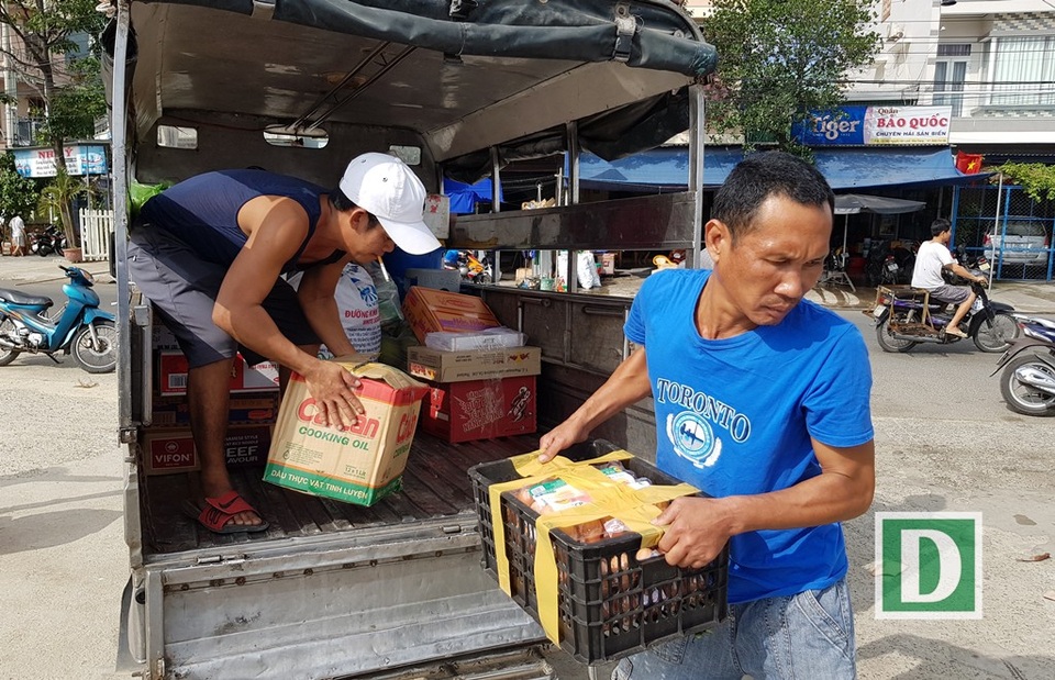 Cá ngừ đại dương đang “rộ”, ngư dân hối hả vươn Trường Sa mở biển - 4 Ngư dân thuê xe tải chở thực phẩm xuống bến để trung chuyển ra tàu cá