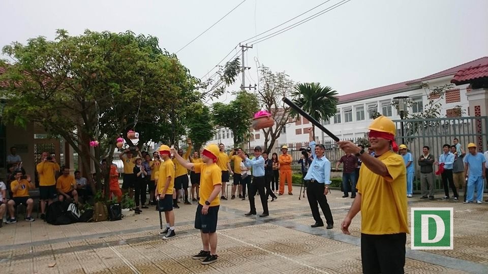 Lính hải quân Mỹ đi cà kheo, hát “Xin chào Việt Nam” - 8 Chơi đập niêu