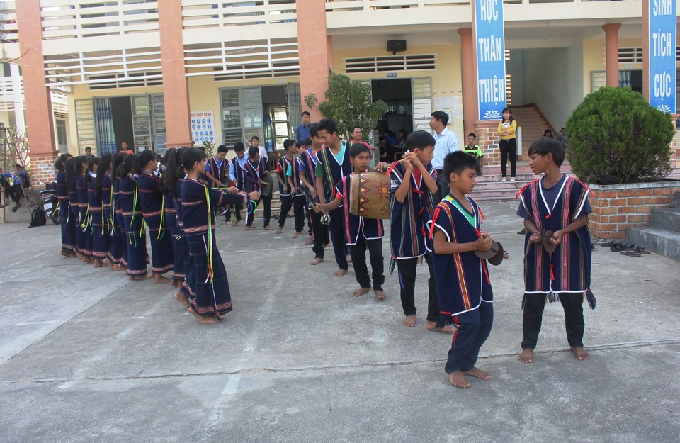 Đưa cồng chiêng vào trường học - 2 Từ đội “hạt giống” nay nhà trường đã nhân rộng ra cả trường thi đua nhau đánh cồng chiêng