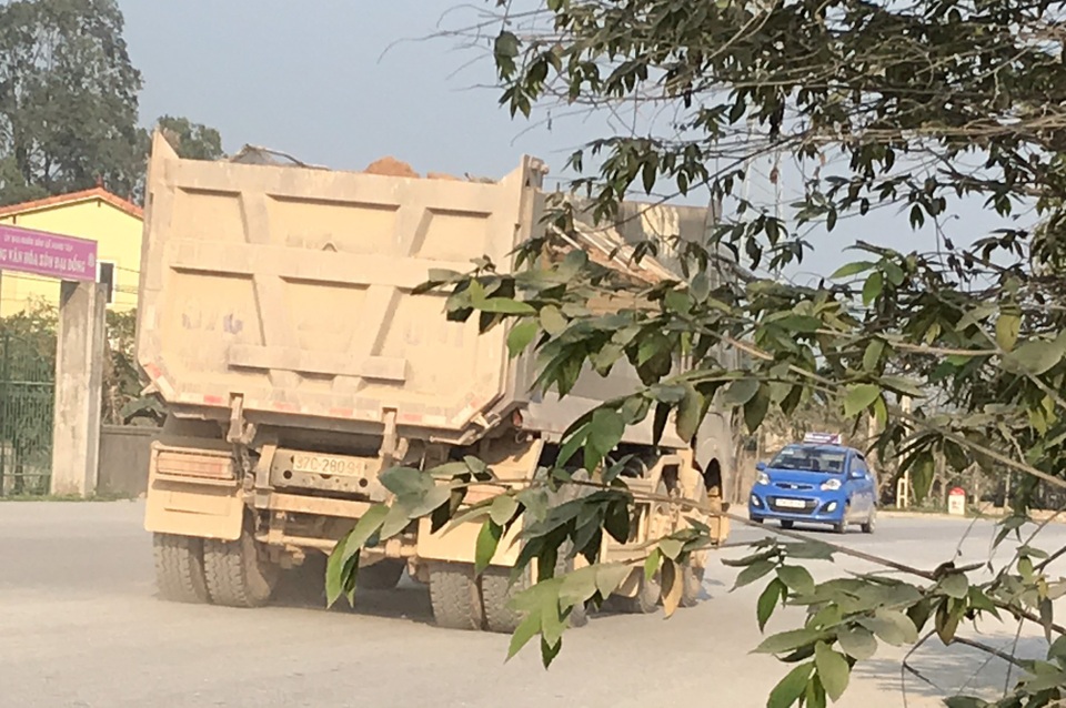 Người dân khiếp đảm với “binh đoàn xe tải” ầm ầm từ đường làng ra quốc lộ! - 3 Những chiếc xe này chỉ được che chắn rất sơ sài.