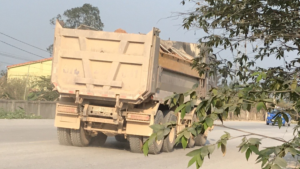 Người dân khiếp đảm với “binh đoàn xe tải” ầm ầm từ đường làng ra quốc lộ! - 1 Những chiếc xe trọng tải lớn chất đầy đất, che chắn sơ sài ầm ầm lưu thông trên quốc lộ là nỗi khiếp sợ của người dân.