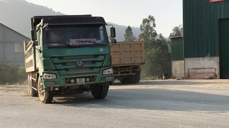 Người dân khiếp đảm với “binh đoàn xe tải” ầm ầm từ đường làng ra quốc lộ! - 4 Mỗi ngày có hàng trăm lượt xe thay nhau vào ăn hàng tại các điểm mỏ.