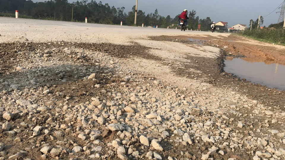 Người dân khiếp đảm với “binh đoàn xe tải” ầm ầm từ đường làng ra quốc lộ! - 9 ... và vào các điểm mỏ tràn ngập đất đá rơi vãi...