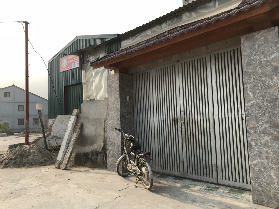 Người dân khiếp đảm với “binh đoàn xe tải” ầm ầm từ đường làng ra quốc lộ! - 10 Nhà dân thì luôn trong tình trạng cửa đóng then cài...