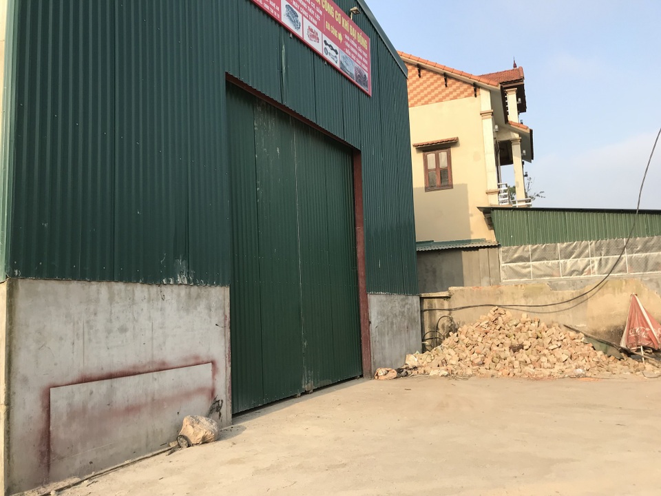 Người dân khiếp đảm với “binh đoàn xe tải” ầm ầm từ đường làng ra quốc lộ! - 11 Trước nỗi khiếp sợ vì bị hành hạ suốt thời gian qua.