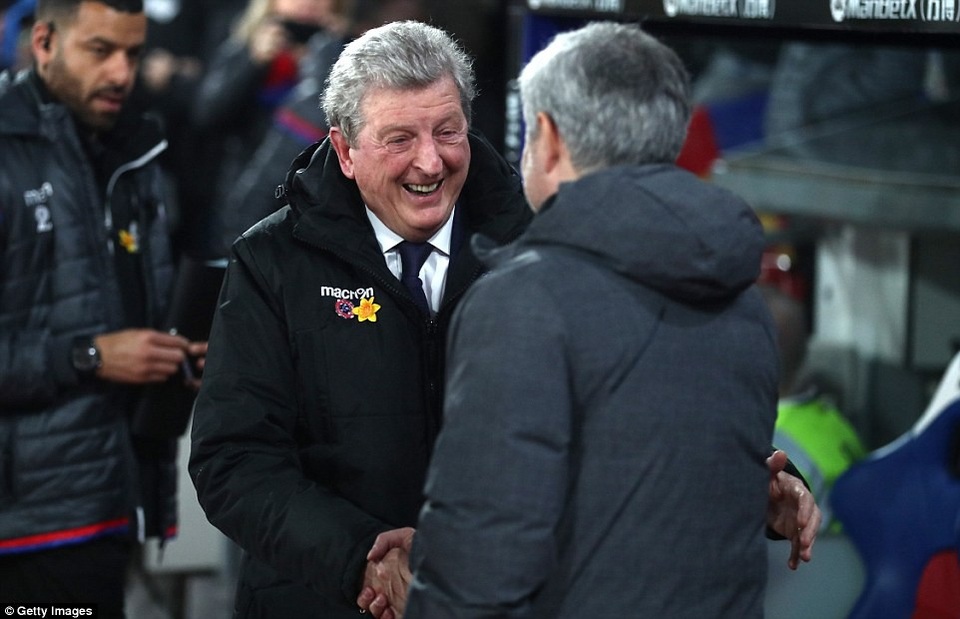 Nhìn lại màn ngược dòng ngoạn mục của MU trên sân Crystal Palace - 1
HLV Roy Hodgson (trái) và Jose Mourinho tay bắt mặt mừng trước trận đấu quan trọng. Cả hai đội bóng đều đang khát ba điểm, nhưng các HLV không vì thế mà tỏ ra căng thẳng.