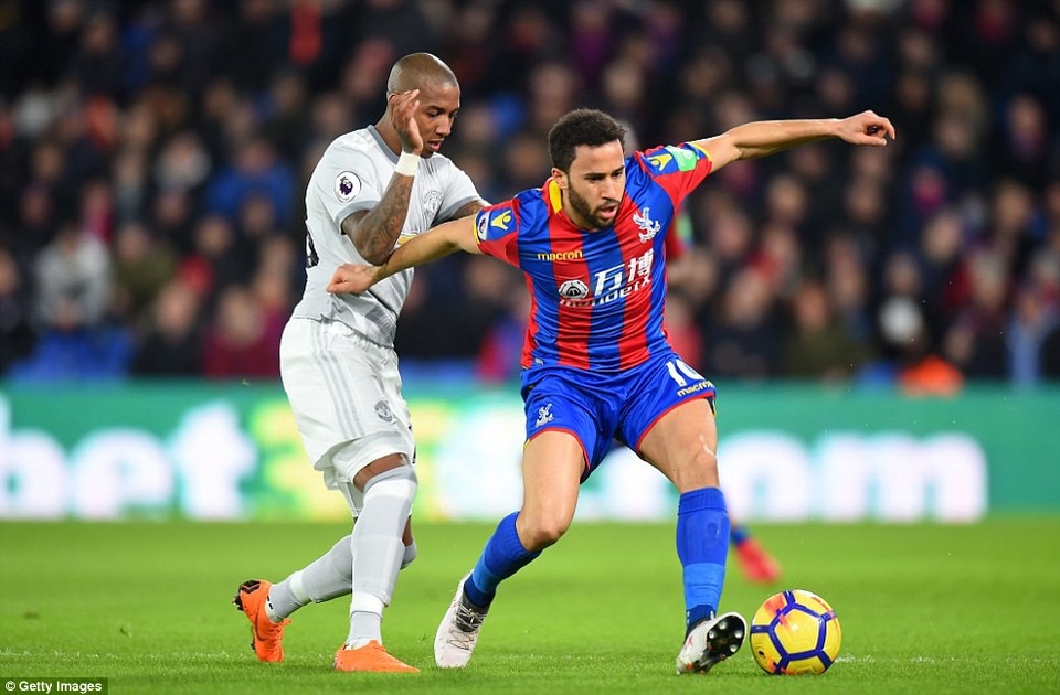 Chấm điểm cầu thủ trận MU thắng Crystal Palace: Pogba tệ nhất - 1
Young (trái) thi đấu không ấn tượng ở trận đấu tại London