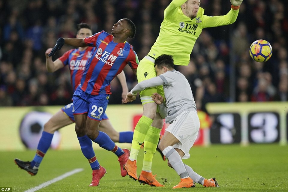 Nhìn lại màn ngược dòng ngoạn mục của MU trên sân Crystal Palace - 5
Sanchez (phải) lĩnh trọn cái đầu gối của thủ thành Hennessy khi chốt chặn cuối cùng của Crystal Palace nhảy lên tranh bóng trong khi tiền đạo của MU ập vào