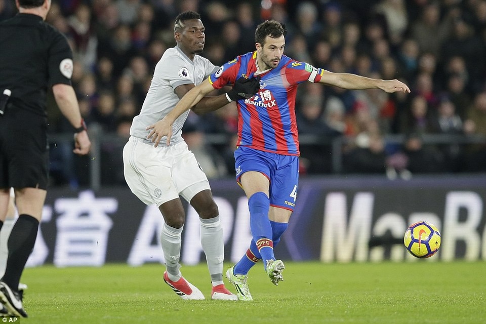 Nhìn lại màn ngược dòng ngoạn mục của MU trên sân Crystal Palace - 6
Pogba (trái) cố gắng túm Milivojevic không dể tiền vệ của đối phương thoát đi