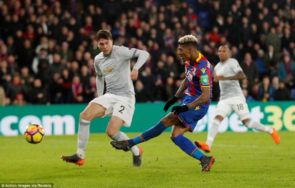 Nhìn lại màn ngược dòng ngoạn mục của MU trên sân Crystal Palace - 7
Ngay đầu hiệp hai, van Aanhol đã nhân đôi cách biệt cho chủ nhà sau tình huống đá phạt nhanh