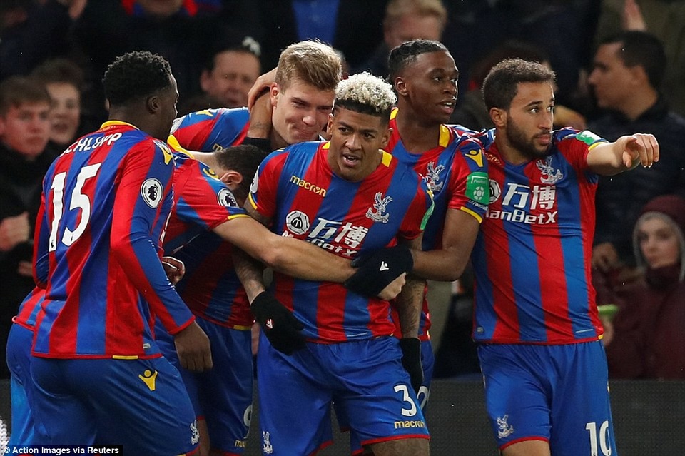 Nhìn lại màn ngược dòng ngoạn mục của MU trên sân Crystal Palace - 8
Các cầu thủ Crystal Palace ăn mừng bàn thắng thứ hai. Sự tin quái của van Aanhol và Schlupp đã mang lại cho đội chủ nhà bàn thắng