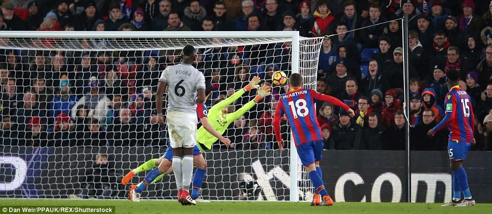 Nhìn lại màn ngược dòng ngoạn mục của MU trên sân Crystal Palace - 12
Thủ thành Hennessy thi đấu chắc chắn để không cho MU ghi bàn từ bên ngoài vòng cấm địa