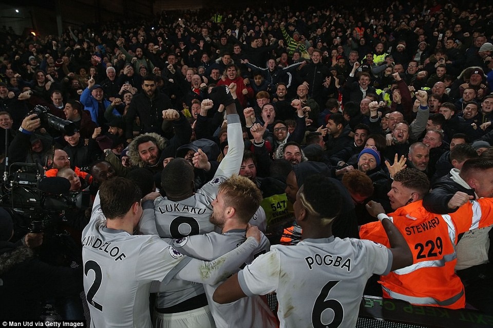 Nhìn lại màn ngược dòng ngoạn mục của MU trên sân Crystal Palace - 15
Lukaku và các cầu thủ MU ăn mừng gần khán đài có cổ động viên của Quỷ đỏ