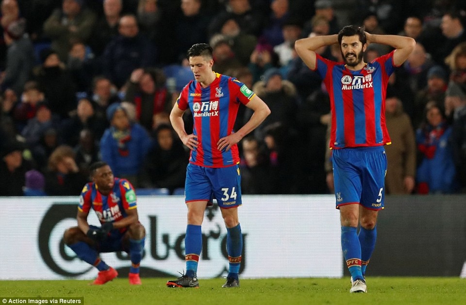 Nhìn lại màn ngược dòng ngoạn mục của MU trên sân Crystal Palace - 16
Sự thất vọng của các cầu thủ Crystal Palace sau khi đội bóng của họ bị gỡ hòa