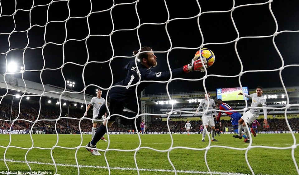 Nhìn lại màn ngược dòng ngoạn mục của MU trên sân Crystal Palace - 17
Thủ thành De Gea cản phá một pha dứt điểm của cầu thủ đối phương, giúp MU không bị thủng lưới bàn thứ ba