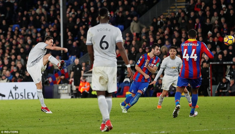 Nhìn lại màn ngược dòng ngoạn mục của MU trên sân Crystal Palace - 18
Niềm vui của MU vỡ òa ở phút bù giờ thứ nhất, Matic vuột bóng từ bên ngoài vòng cấm địa