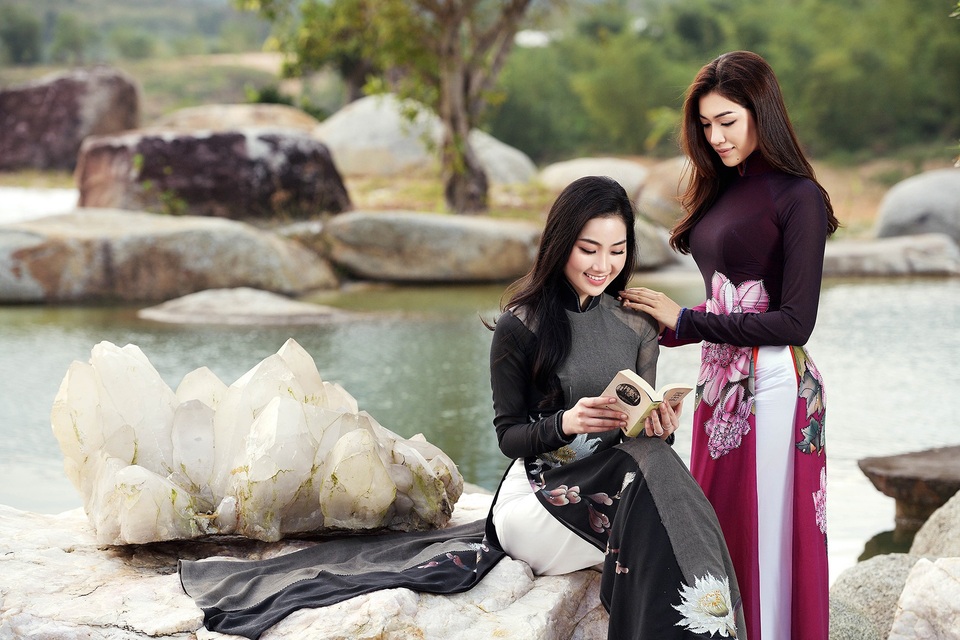 Lệ Hằng, Lan Hương diện áo dài đẹp “hút hồn” trước thềm 8/3 - 1 Lệ Hằng, Lan Hương diện áo dài đẹp “hút hồn” trước thềm 8/3 - 1