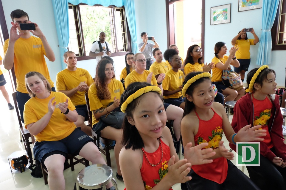 Lính hải quân Mỹ đi cà kheo, hát “Xin chào Việt Nam” - 3 Khán giả hào hứng với màn múa dân gian của các em ở Làng