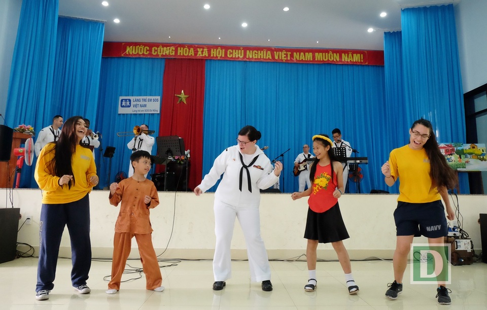 Lính hải quân Mỹ đi cà kheo, hát “Xin chào Việt Nam” - 2 Ban nhạc Hạm đội 7 nhảy cùng các em nhỏ