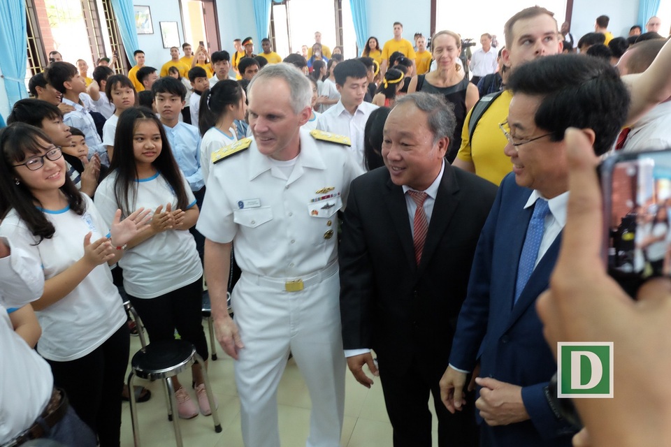 Lính hải quân Mỹ đi cà kheo, hát “Xin chào Việt Nam” - 1
Phó Đô đốc Phillip Sawyer, Tư lệnh Hạm đội 7, Hải quân Hoa Kỳ cùng thủy thủ đoàn đến thăm Làng trẻ SOS Đà Nẵng