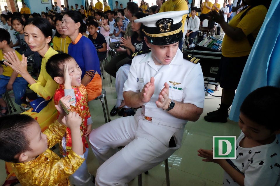 Lính hải quân Mỹ đi cà kheo, hát “Xin chào Việt Nam” - 4 Thủy thủ đoàn và cùng các em nhỏ