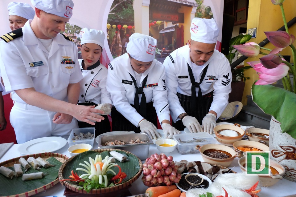 Đầu bếp hải quân Mỹ hào hứng đổ bánh xèo, nấu mì Quảng - 9 Thử cuốn ram (nem rán, chả giò)