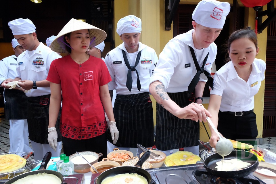Đầu bếp hải quân Mỹ hào hứng đổ bánh xèo, nấu mì Quảng - 6 Đầu bếp hải quân Mỹ hào hứng đổ bánh xèo, nấu mì Quảng - 6