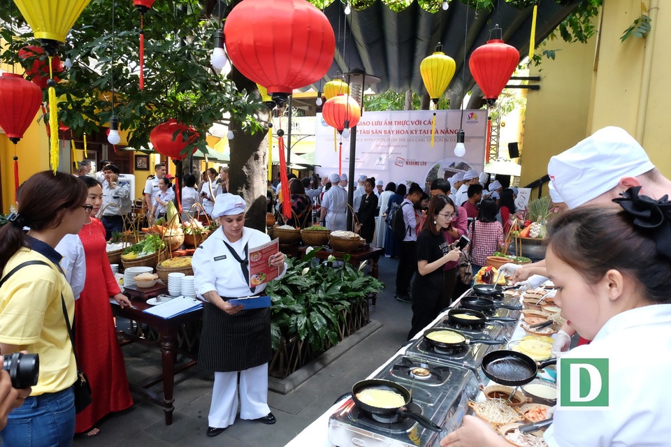 Đầu bếp hải quân Mỹ hào hứng đổ bánh xèo, nấu mì Quảng - 3 Buổi giaol lưu được tổ chức trong không gian đậm chất Việt