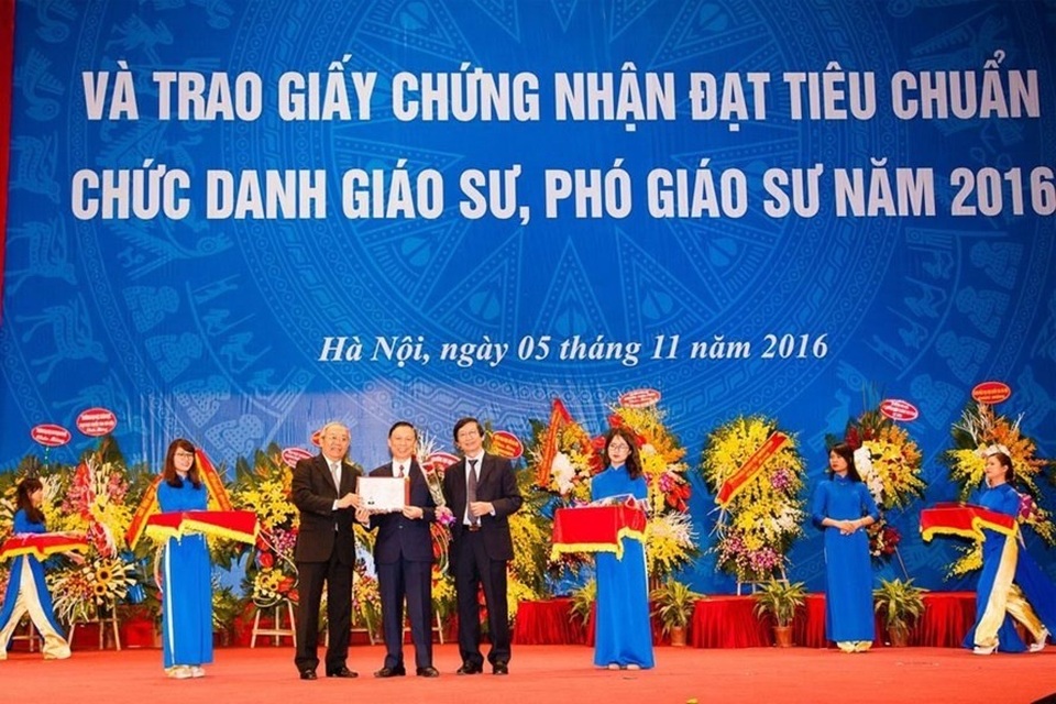 Quan chức, công chức chạy theo học hàm để làm gì? - 1
Hình ảnh của một lễ công bố quyết định và trao giấy chứng nhận đạt tiêu chuẩn chức danh GS, PGS (ảnh minh họa). Ảnh: Đức Kim.