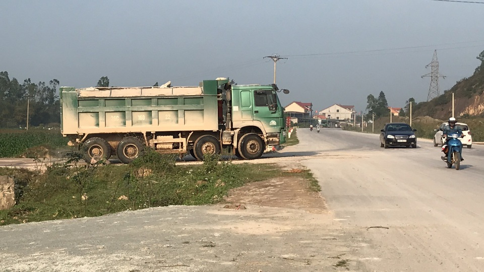 Người dân khiếp đảm với “binh đoàn xe tải” ầm ầm từ đường làng ra quốc lộ! - 5 Khi chưa được che chắn ...