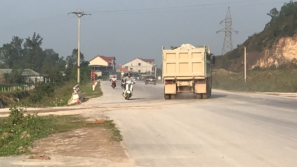 Người dân khiếp đảm với “binh đoàn xe tải” ầm ầm từ đường làng ra quốc lộ! - 7 ...lưu thông ra quốc lộ.