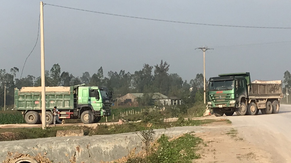 Người dân khiếp đảm với “binh đoàn xe tải” ầm ầm từ đường làng ra quốc lộ! - 6 Những chiếc xe vẫn ầm ầm...