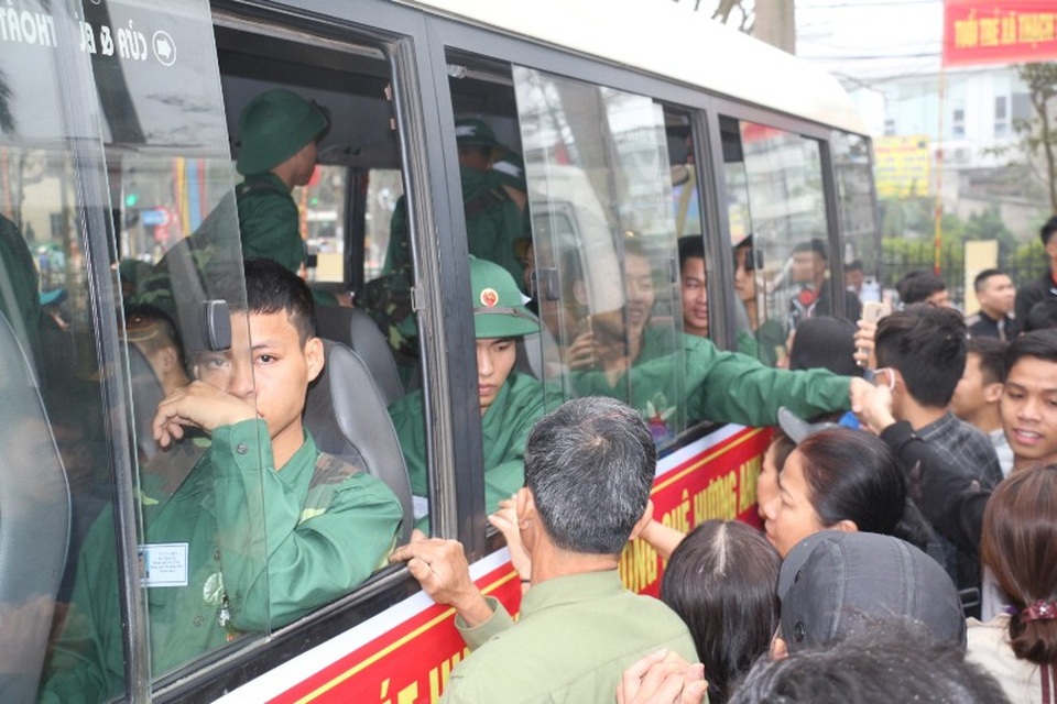 
Phút trầm tư của một tân binh trước lúc lên đường. (Ảnh: Xuân Sinh)
