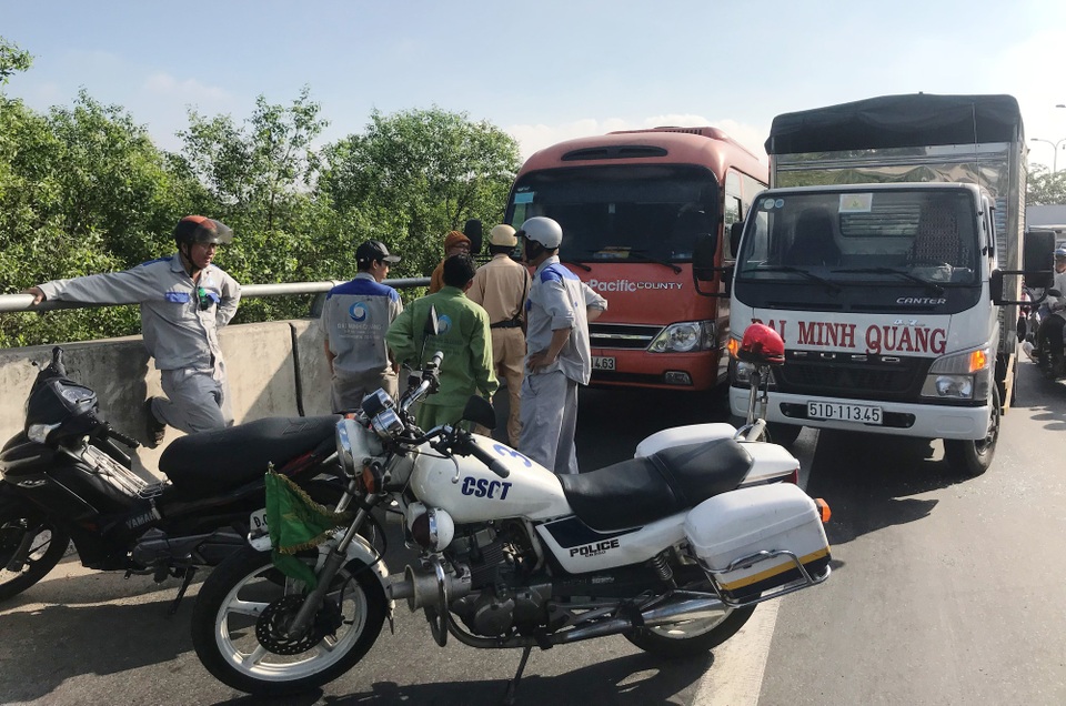 Hai tài xế rượt đánh nhau sau va chạm gây hỗn loạn giao thông - 3
CSGT Cát Lái nhanh chóng có mặt vãn hồi trật tự, xử lý vụ việc.