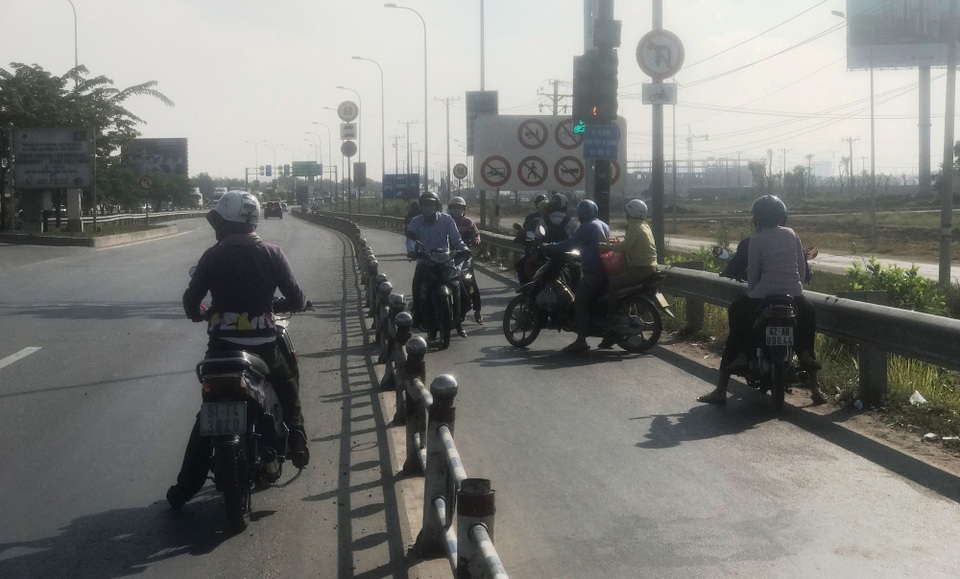 
Thậm chí có không ít người liều lĩnh quay ngược trở lại, rồi tìm vị trí rẽ vào làn đường ô tô.
