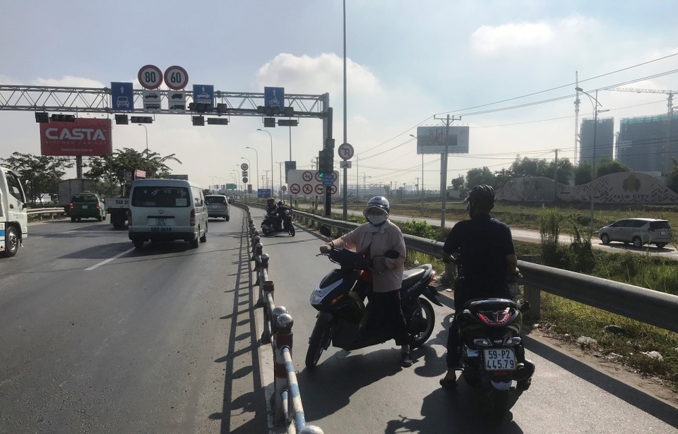 Người đi xe máy "bối rối" vì đường bất ngờ bị chặn - 3