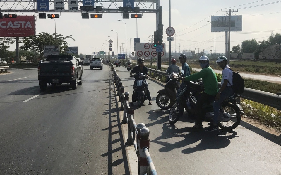 Từ đầu tháng 3, Khu 2 tiến hành lắp đặt dải phân cách thép đóng hoàn toàn vị trí rẽ trái, quay đầu xe máy tại nút giao nói trên...