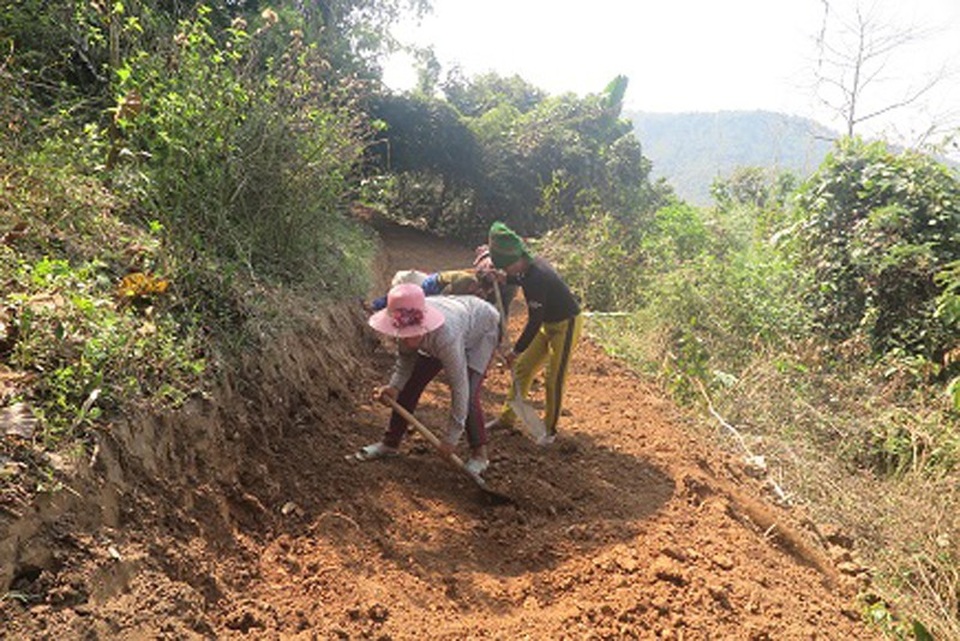 Hơn 700 người cùng góp sức mở đường xuyên bản làng - 5 Những đoạn đường khó do đàn ông và thanh niên đảm nhiệm, còn phụ nữ tuổi đã cao thì được giao đào những đoạn đường dễ hơn…