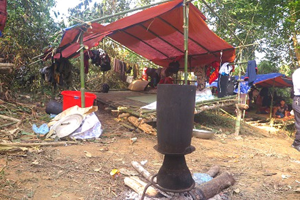 Hơn 700 người cùng góp sức mở đường xuyên bản làng - 3 
Những bếp tạm được bố trí ngoài trời,… để nấu ăn qua ngày.