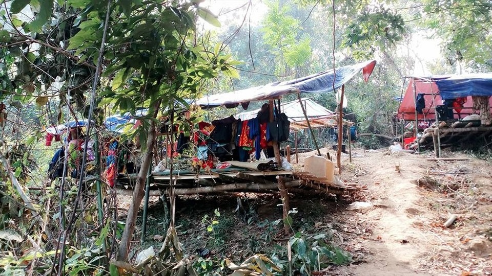 Hơn 700 người cùng góp sức mở đường xuyên bản làng - 1 
Những lán đơn sơ được dựng trong rừng,…