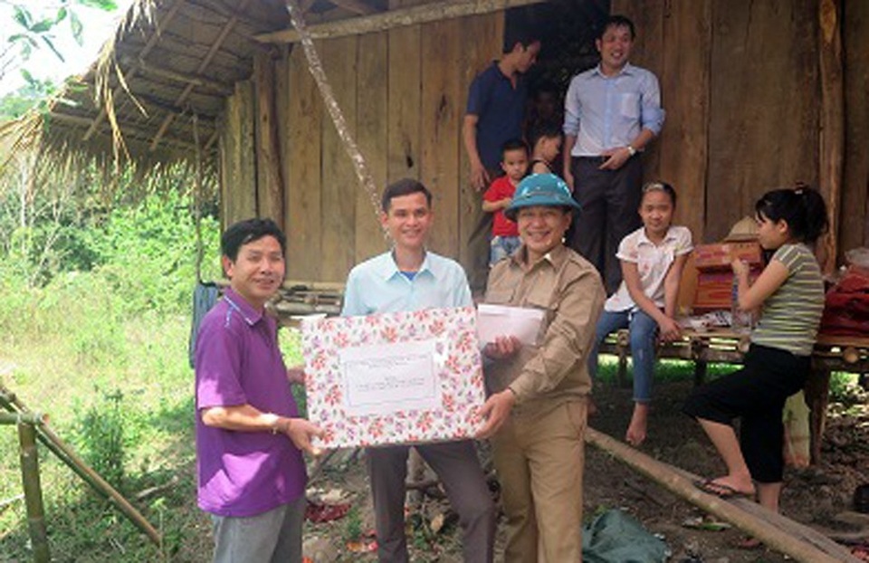 Hơn 700 người cùng góp sức mở đường xuyên bản làng - 9 
Ông Vi Tân Hợi - Phó Chủ tịch HĐND huyện Tương Dương - người luôn có mặt trong những lần đào đường liên bản. Thay mặt đoàn công tác của Huyện ủy, HĐND, UBND huyện đã đến thăm động viên, trao quà cho nhân dân và cán bộ xã Hữu Khuông đang tham gia chiến dịch giao thông năm 2018.